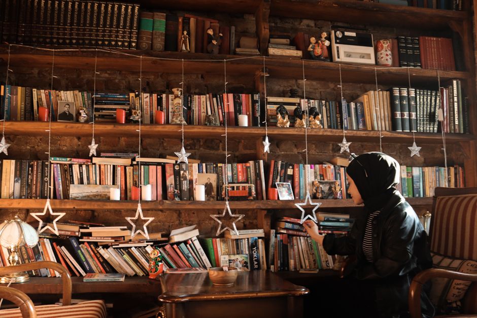 Beyond the Stars: The Role of Book Reviews in Shaping Spiritual Journeys