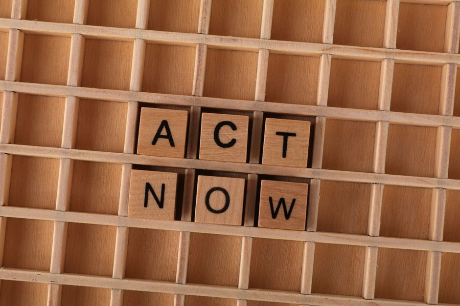 The Power of Now Review: 12 Lessons on Presence & Peace