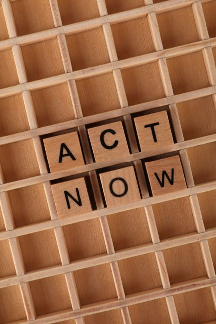The Power of Now Review: 12 Lessons on Presence & Peace